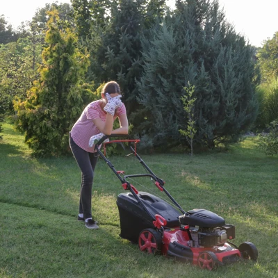 Exemple de fatigue ou panne fréquente causée par la casse de la courroie de tondeuse avec les tondeuses thermiques grand public. 