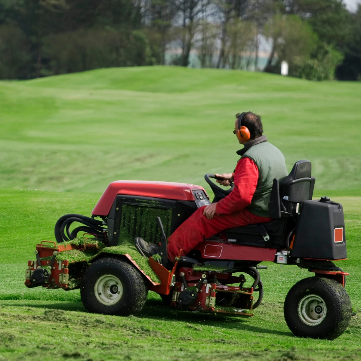 Remplacement des courroies multiples sur une tondeuse professionnelle