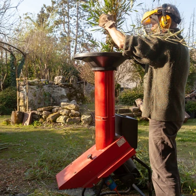 Broyeur de végétaux en fonctionnement : pour les modèles agricoles, l'entraînement se fait souvent par cardan sur prise de force.